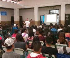 Imagens da palestra para alunos do Colégio Estadual Marcílio Dias com o Promotor de Justiça Dr. Rafael Pereira.
