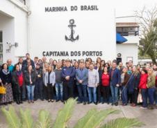 Funcionários do NRE em cerimônia alusiva à Semana da Pátria.