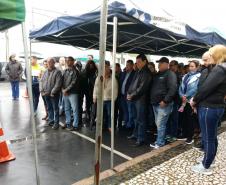 Funcionários do NRE em cerimônia alusiva à Semana da Pátria.