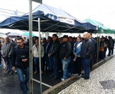 Funcionários do NRE em cerimônia alusiva à Semana da Pátria.
