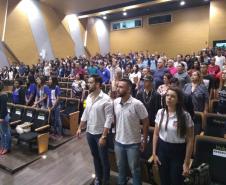 Plateia lotada na abertura do evento.