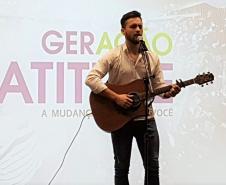 Apresentação com o músico parnanguara Igor Brenaz animou aos jovens.