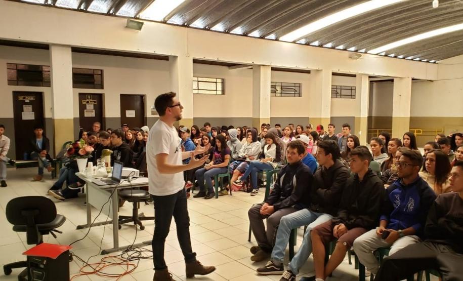 Imagens da palestra para alunos do Colégio Estadual Marcílio Dias com o Promotor de Justiça Dr. Rafael Pereira.