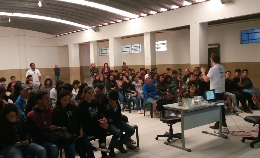 Imagens da palestra para alunos do Colégio Estadual Marcílio Dias com o Promotor de Justiça Dr. Rafael Pereira.