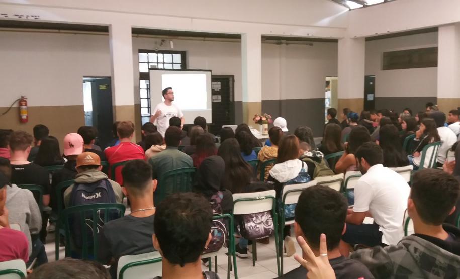 Imagens da palestra para alunos do Colégio Estadual Marcílio Dias com o Promotor de Justiça Dr. Rafael Pereira.