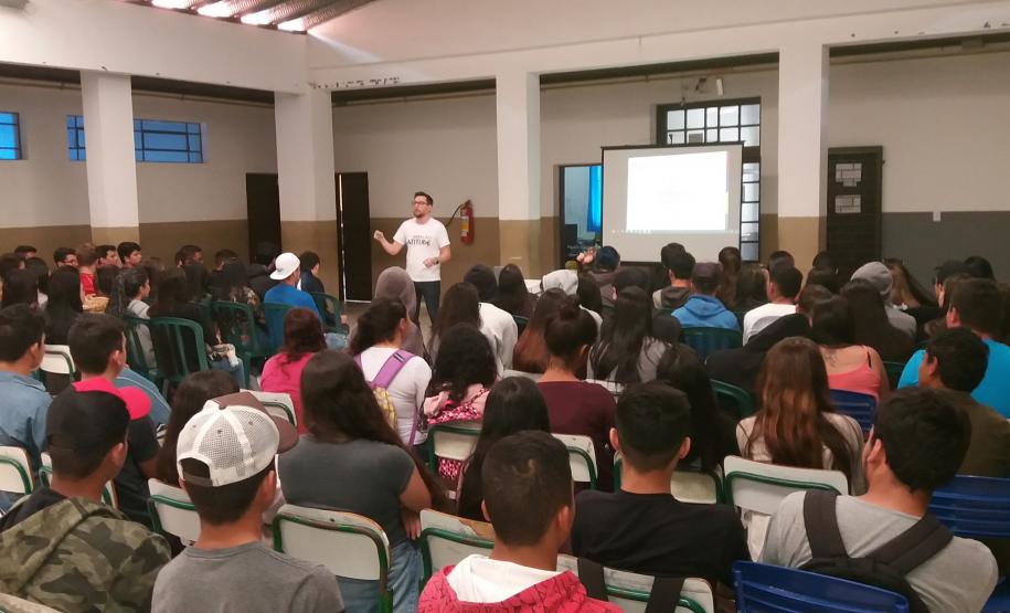 Imagens da palestra para alunos do Colégio Estadual Marcílio Dias com o Promotor de Justiça Dr. Rafael Pereira.