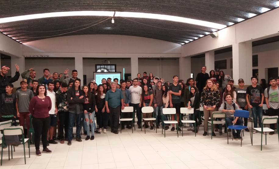 Imagens da palestra para alunos do Colégio Estadual Marcílio Dias com o Promotor de Justiça Dr. Rafael Pereira.