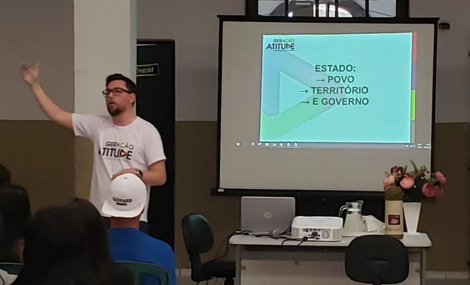 Imagens da palestra para alunos do Colégio Estadual Marcílio Dias com o Promotor de Justiça Dr. Rafael Pereira.