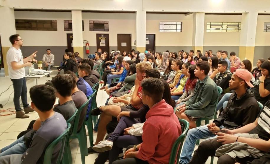 Imagens da palestra para alunos do Colégio Estadual Marcílio Dias com o Promotor de Justiça Dr. Rafael Pereira.