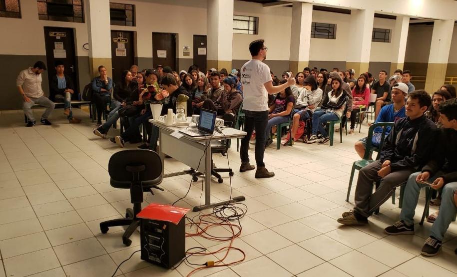 Imagens da palestra para alunos do Colégio Estadual Marcílio Dias com o Promotor de Justiça Dr. Rafael Pereira.