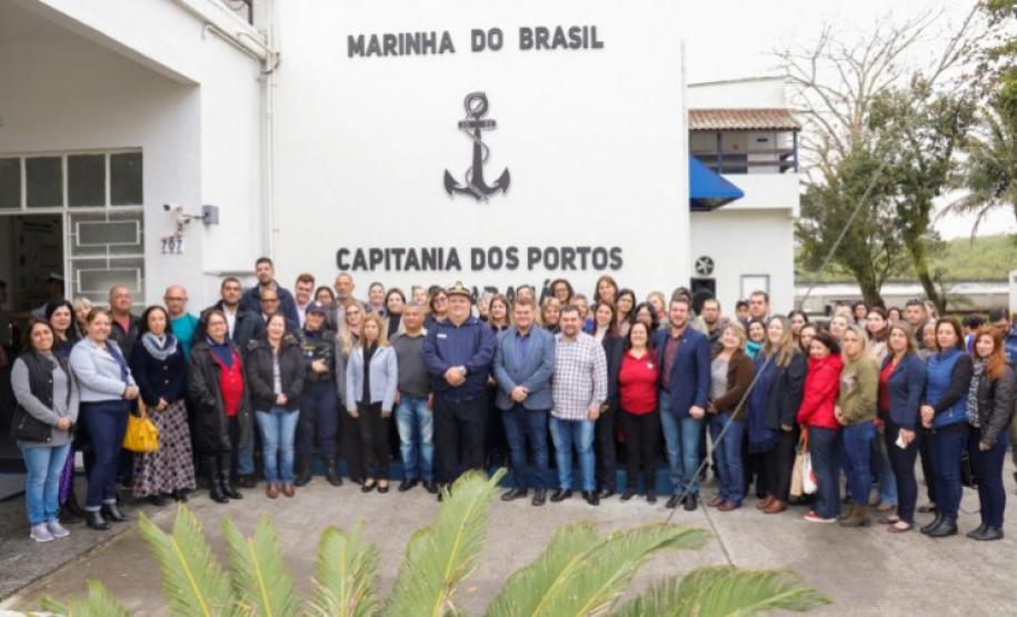 Funcionários do NRE em cerimônia alusiva à Semana da Pátria.