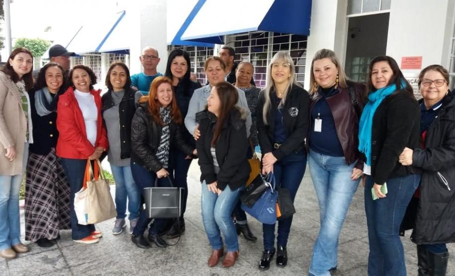 Funcionários do NRE em cerimônia alusiva à Semana da Pátria.