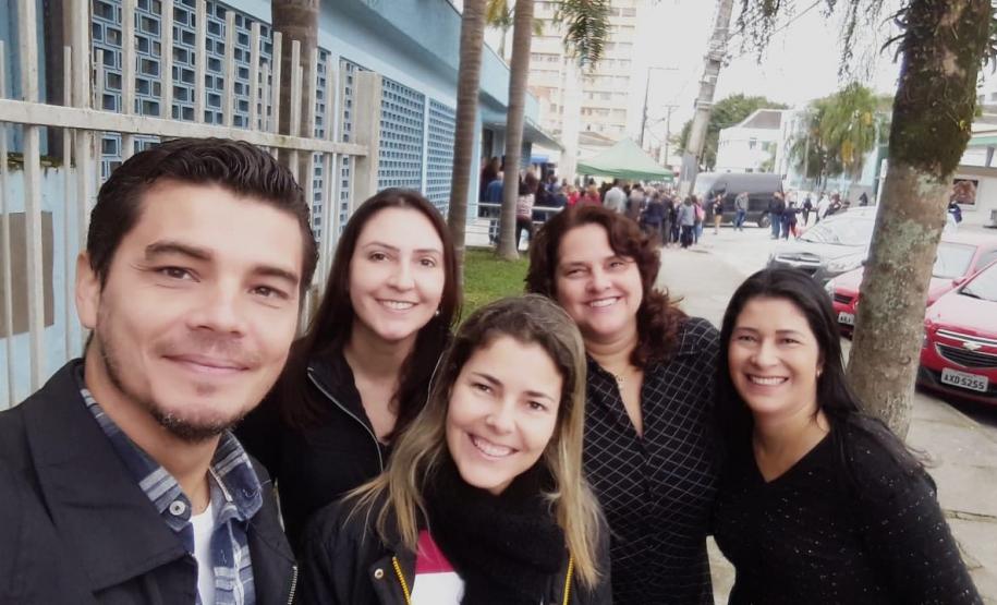 Funcionários do NRE em cerimônia alusiva à Semana da Pátria.