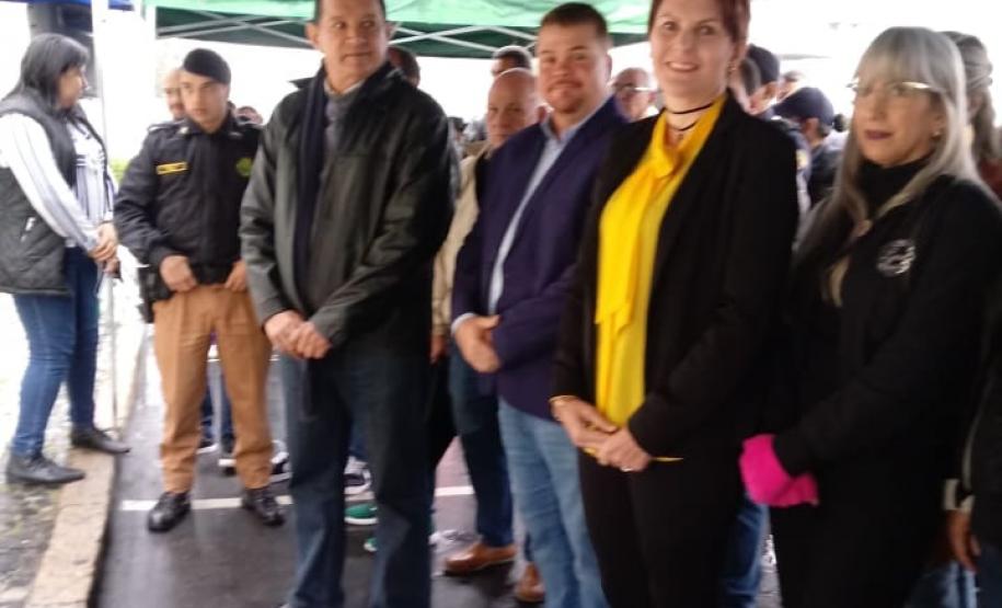 Funcionários do NRE em cerimônia alusiva à Semana da Pátria.