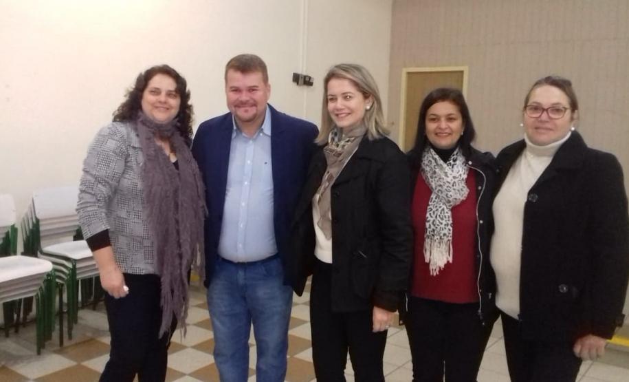 Funcionários do NRE em cerimônia alusiva à Semana da Pátria.