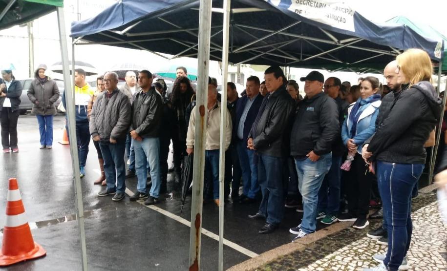 Funcionários do NRE em cerimônia alusiva à Semana da Pátria.