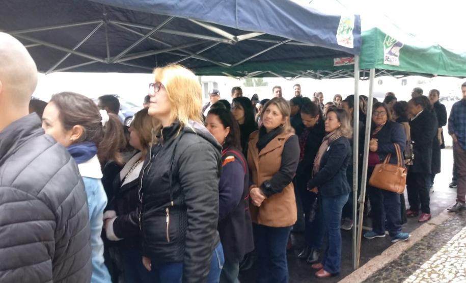 Funcionários do NRE em cerimônia alusiva à Semana da Pátria.