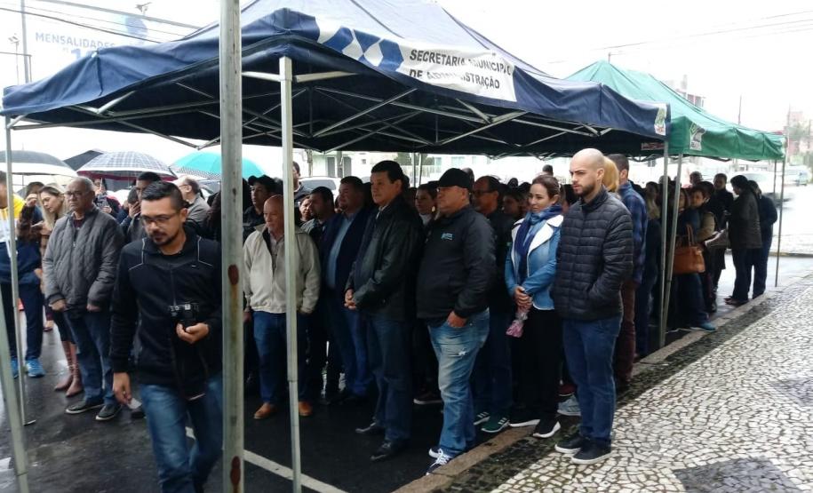 Funcionários do NRE em cerimônia alusiva à Semana da Pátria.