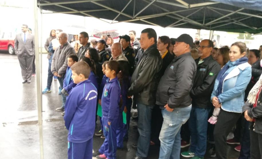 Funcionários do NRE em cerimônia alusiva à Semana da Pátria.