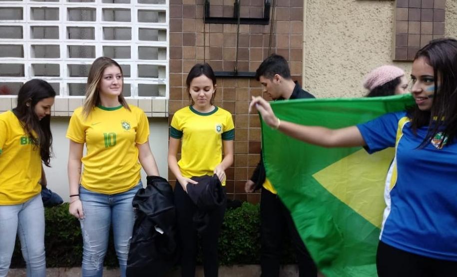 Alunos em cerimônia alusiva à Semana da Pátria.