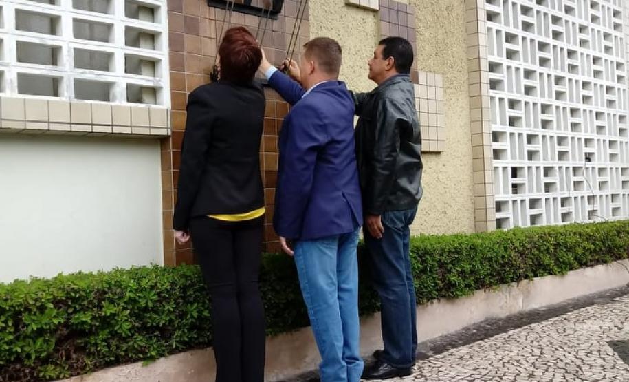 Hasteamento da bandeira no Núcleo Regional de Educação de Paranaguá.