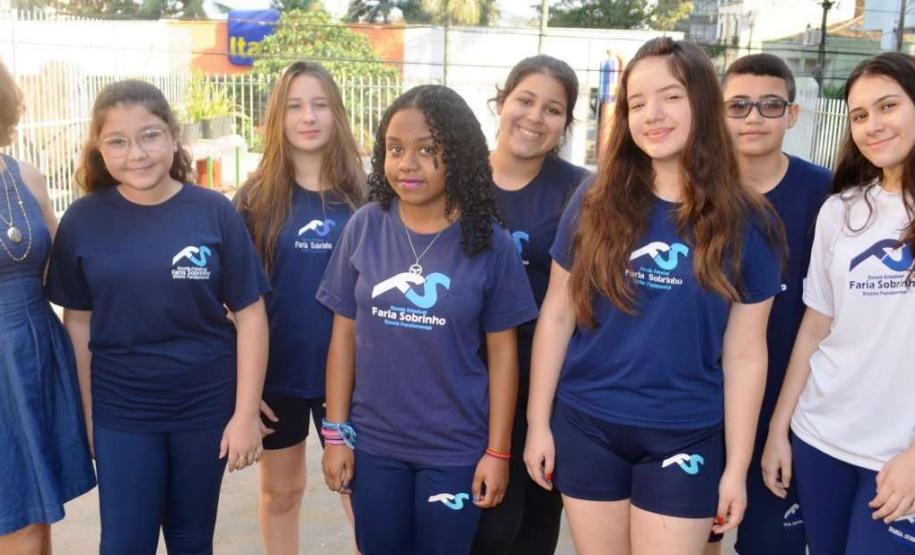 Alunos monitores irão ajudar os colegas que tem baixo rendimento escolar.