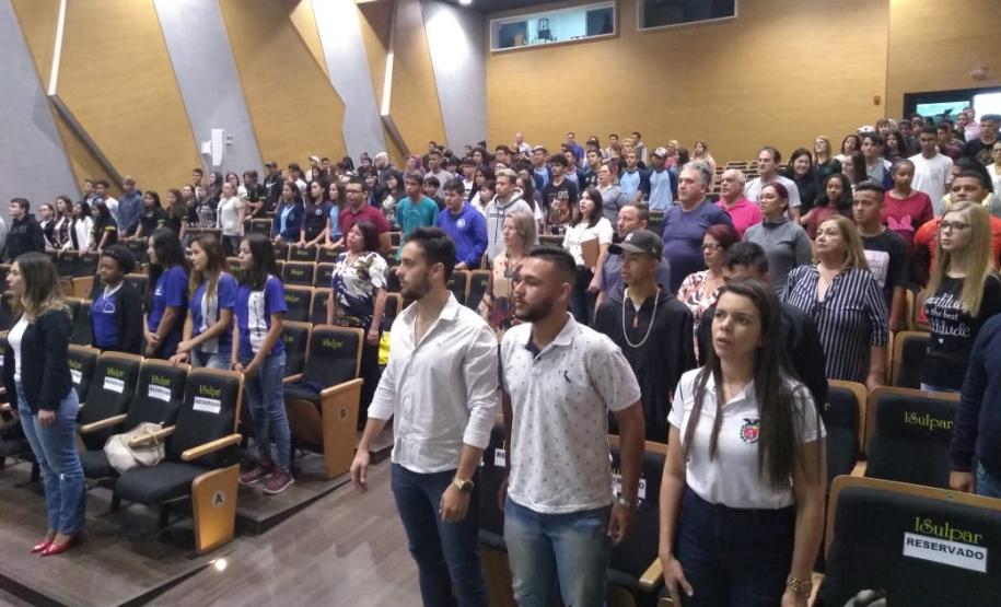 Plateia lotada na abertura do evento.