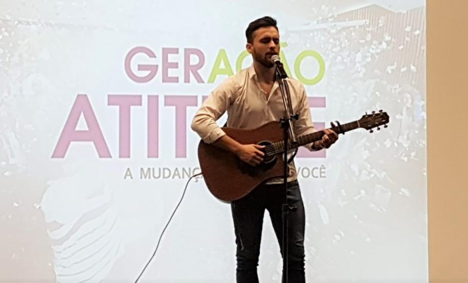 Apresentação com o músico parnanguara Igor Brenaz animou aos jovens.