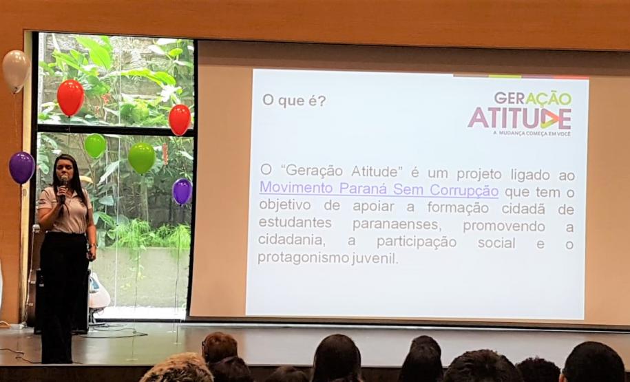 Explanação da Técnica Pedagógica Caroline sobre o Projeto Geração Atitude.